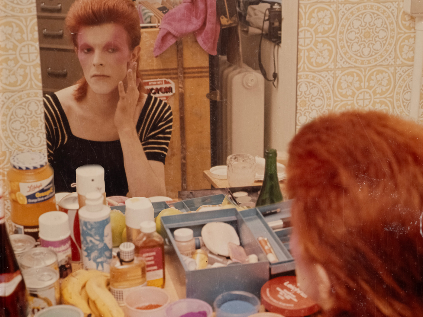 Bowie applying make-up