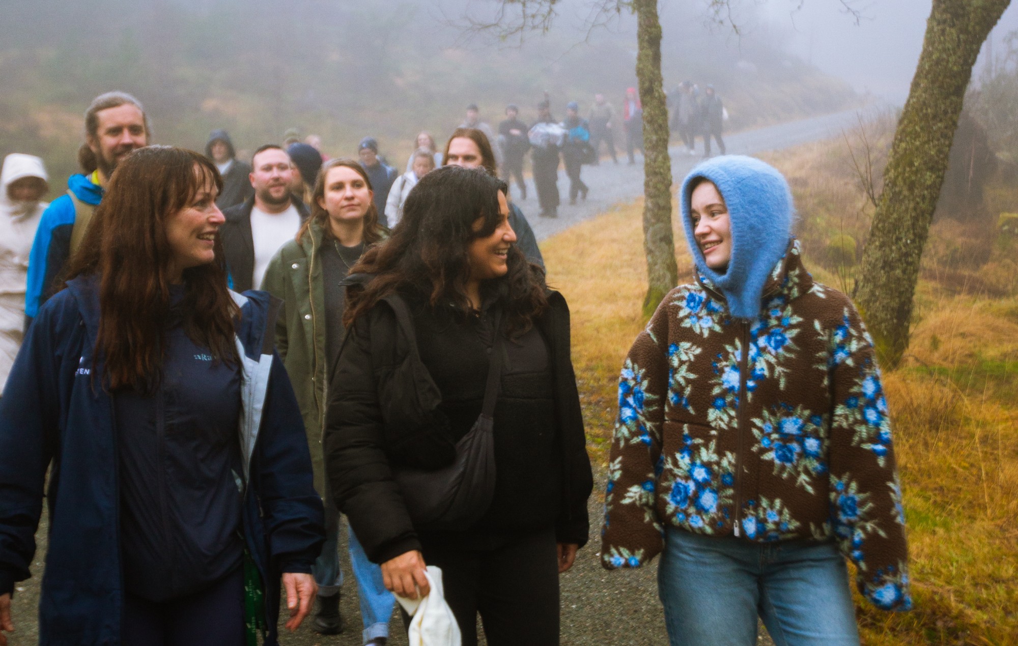 Sigrid with fans in the DHL FAST-TRACK documentary.