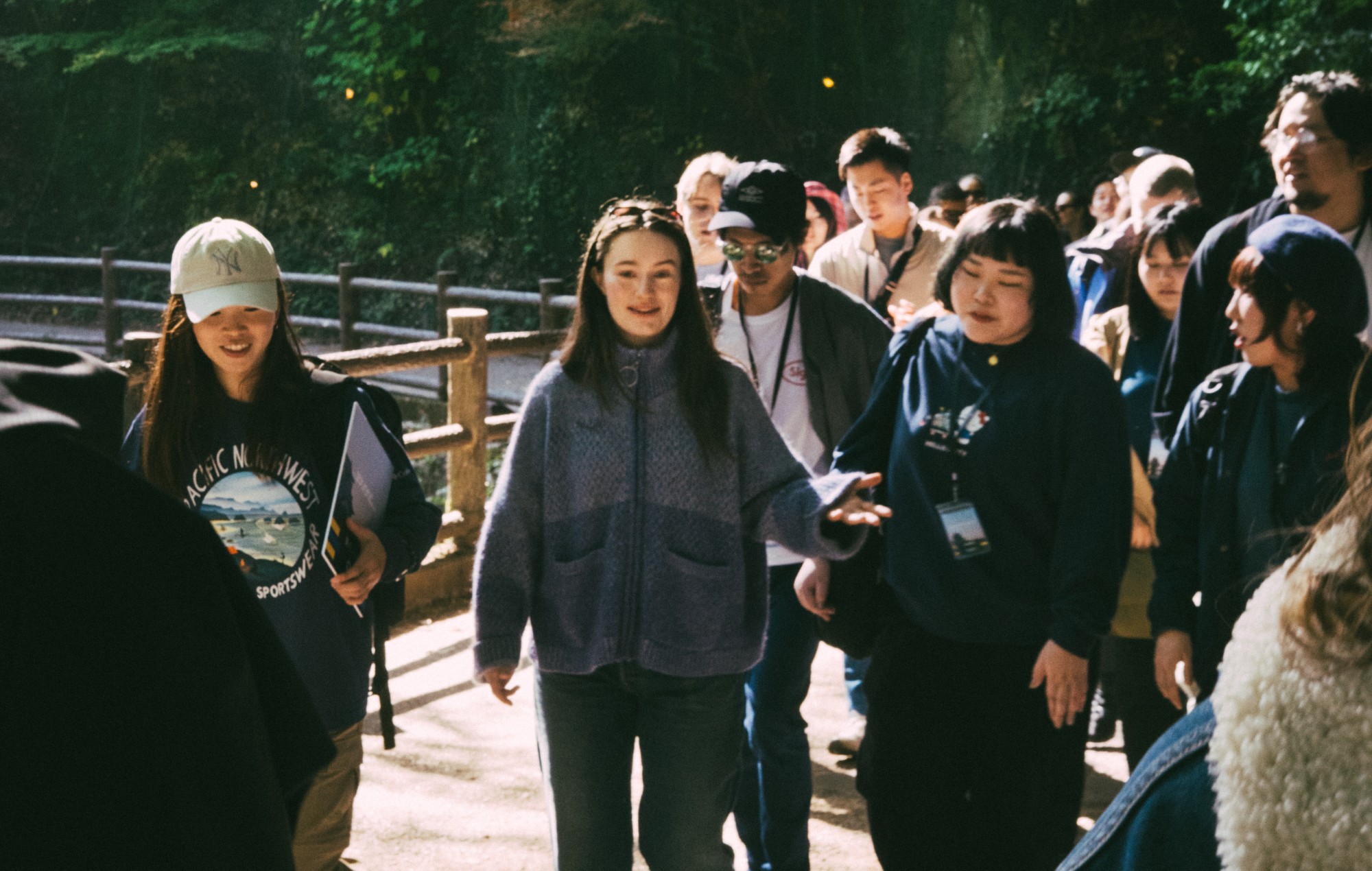 Sigrid with fans in the DHL FAST-TRACK documentary.