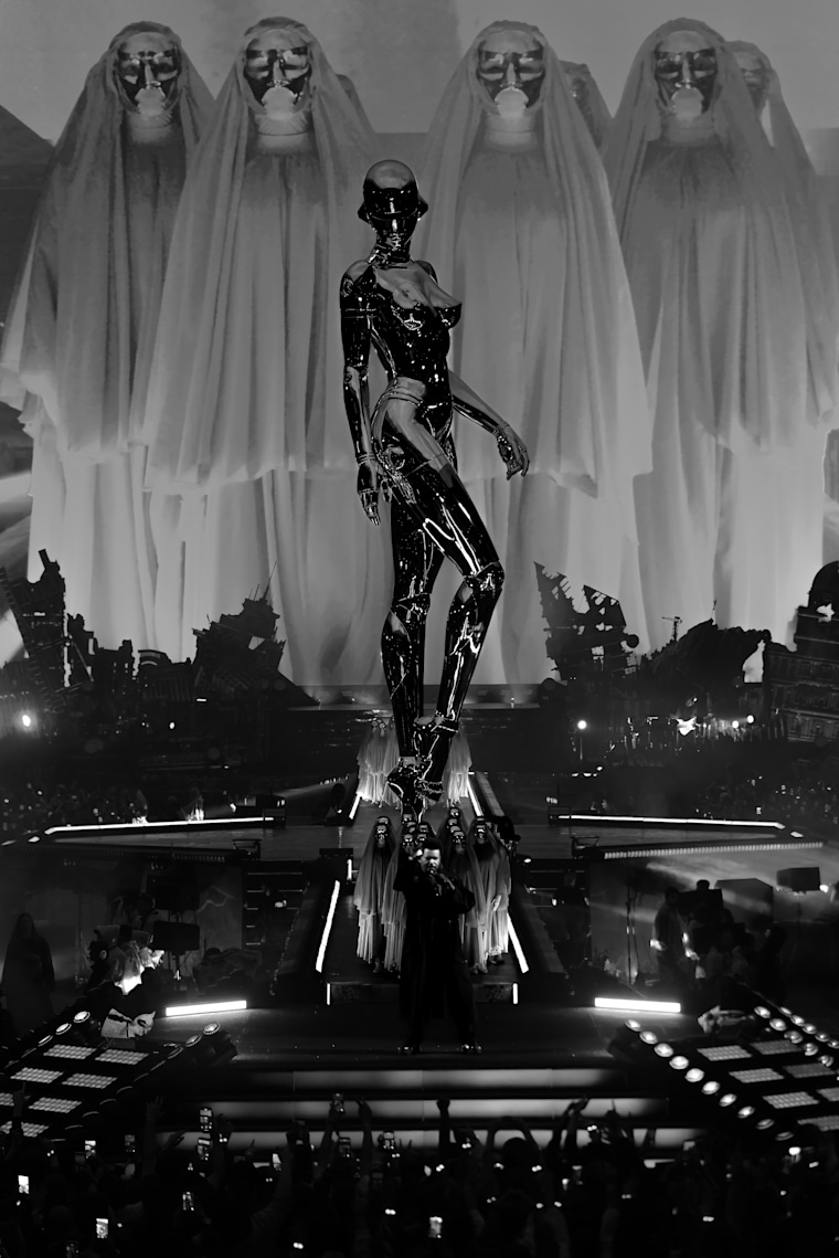The Weeknd commissioned a record-breaking gold statue for the After Hours til Dawn Tour